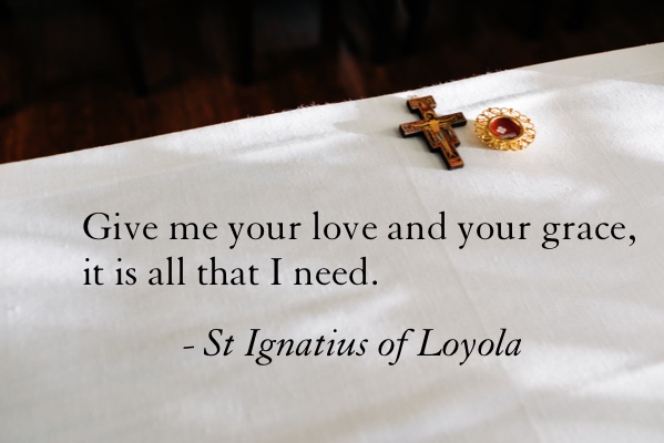 Bild eines Kreuzes mit der Inschrift: Gib mir deine Liebe und deine Gnade, das ist alles, was ich brauche  - Ignatius vonLoyola